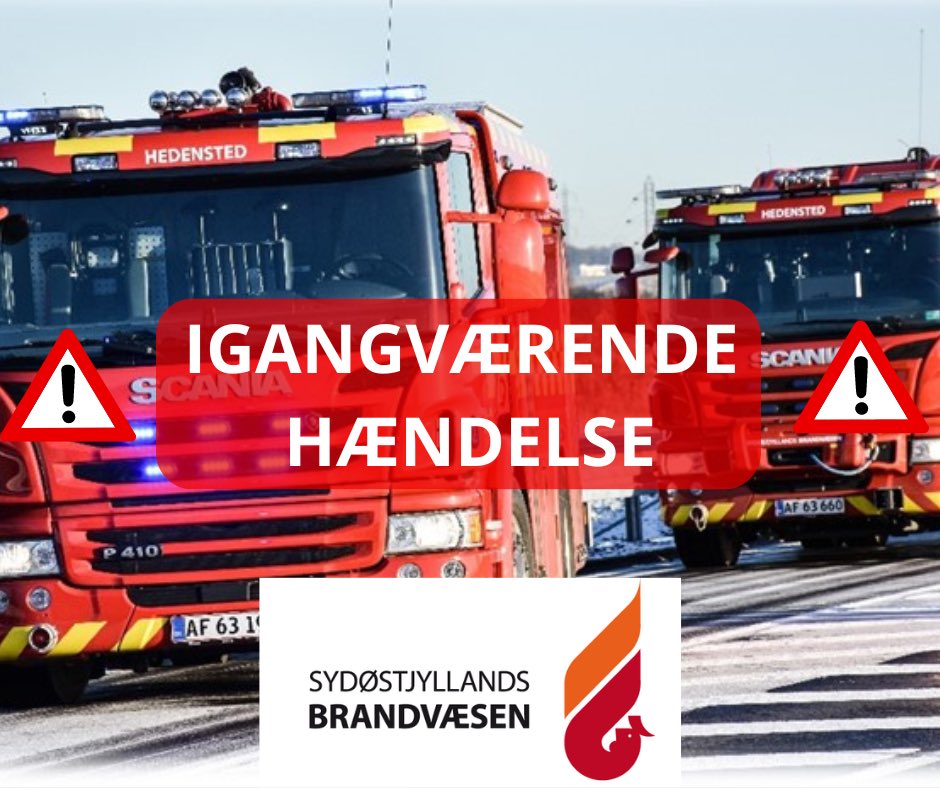 Vi er til stede ved en brand i villa i Korning. Branden er under kontrol, men vi skal være her et stykke tid. Vi er på stedet med 11 brandmænd og 5 køretøjer