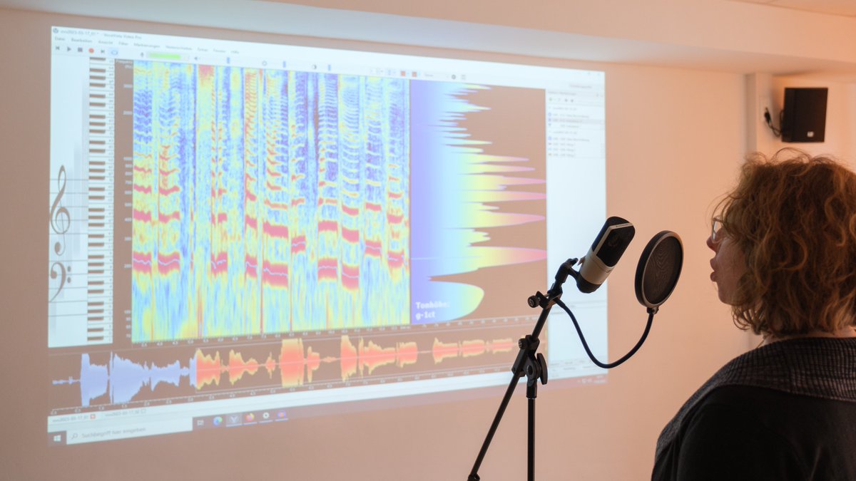 Uni_MR's tweet photo. Was macht unsere #Stimme so einzigartig? Und wie kommt man #Stimm-Manipulationen, sogenannten #Deepfakes, auf die Schliche? Das thematisiert die int. Konferenz #VoiceID am #Sprachatlas, noch bis Fr. https://t.co/x0a5kg6Tfr @mts_phonetics Foto: A Wagner https://t.co/vndo7dc0Kp