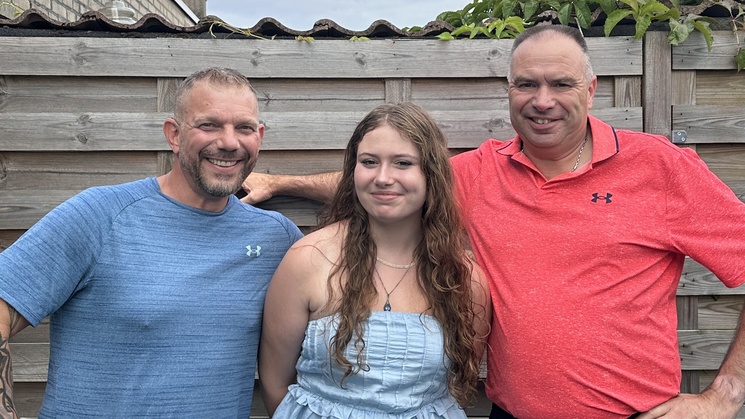 Dit zijn Edgar, Sanne en haar vader Ed. In december 2022 kreeg Sanne meerdere longembolieën door de pil. Daarom lopen Ed en Edgar mee met de Stop de Prop-loop als Team Ed&amp;Ed. Ze lopen 17 km en zamelen geld in voor trombose-onderzoek.

Steun hen via: bit.ly/3SXQLBO