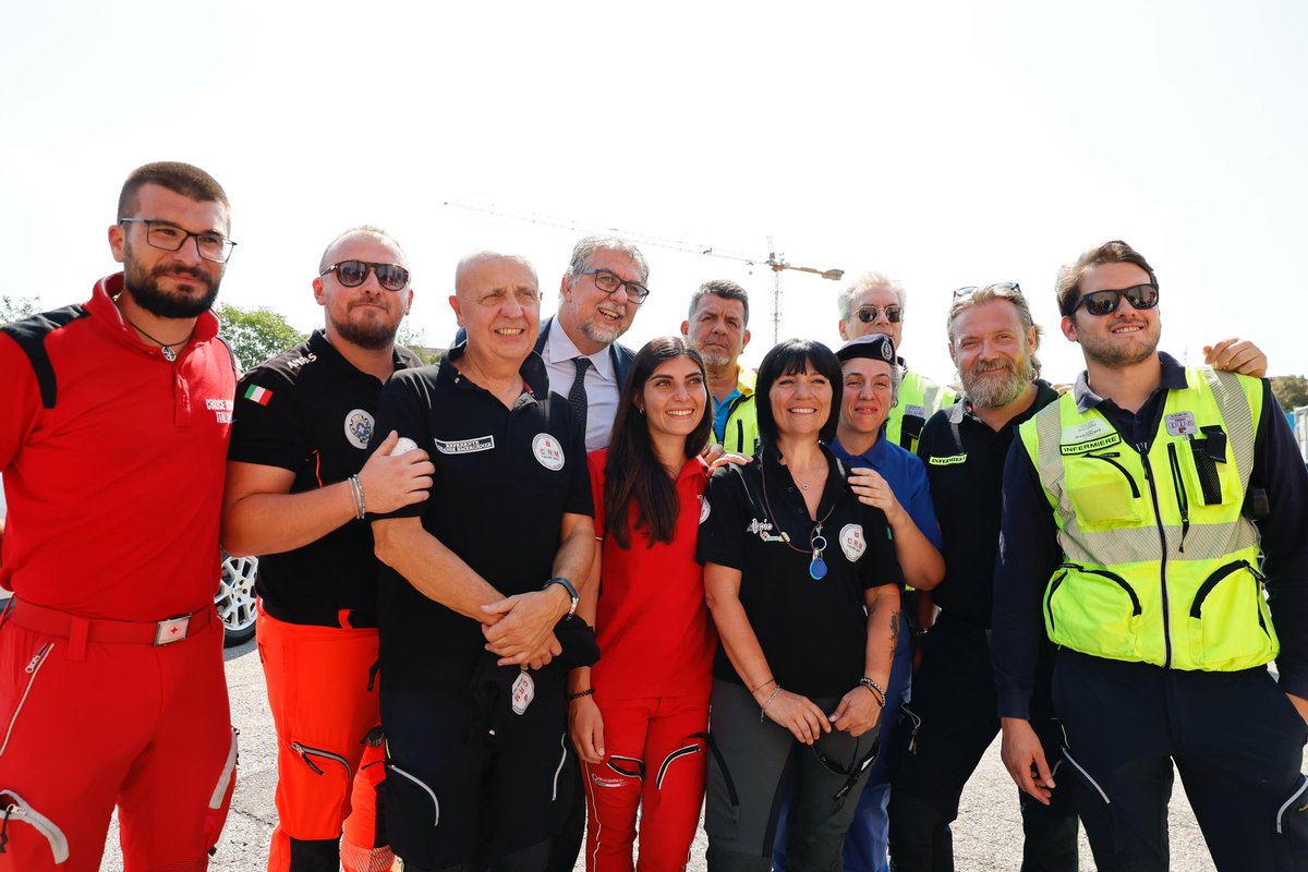 📍Il Capo Dipartimento della Protezione Civile, Fabio Ciciliano, in visita alla Centrale CROSS per ringraziare i componenti della missione del 7 e 8 agosto, che dal Cairo hanno portato in Italia 16 bambini feriti provenienti da Gaza.
#OvunquePerChiunque <a href="/ProtCivileRT/">Protezione Civile Regione Toscana</a>