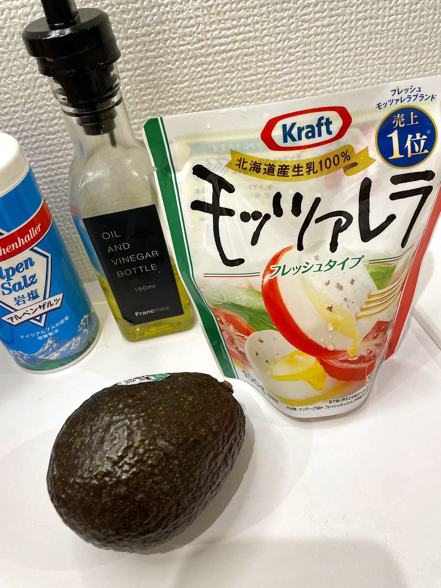 nnnchanpoyon's tweet photo. 何度も言うけど、アボカドと手で割いたモッツァレラにオリーブオイルかけて塩と黒胡椒ふって食べるの最高に美味しいからおすすめ。この世のものとは思えないくらいめちゃくちゃ美味い。 https://t.co/4tW0ZgWLkW