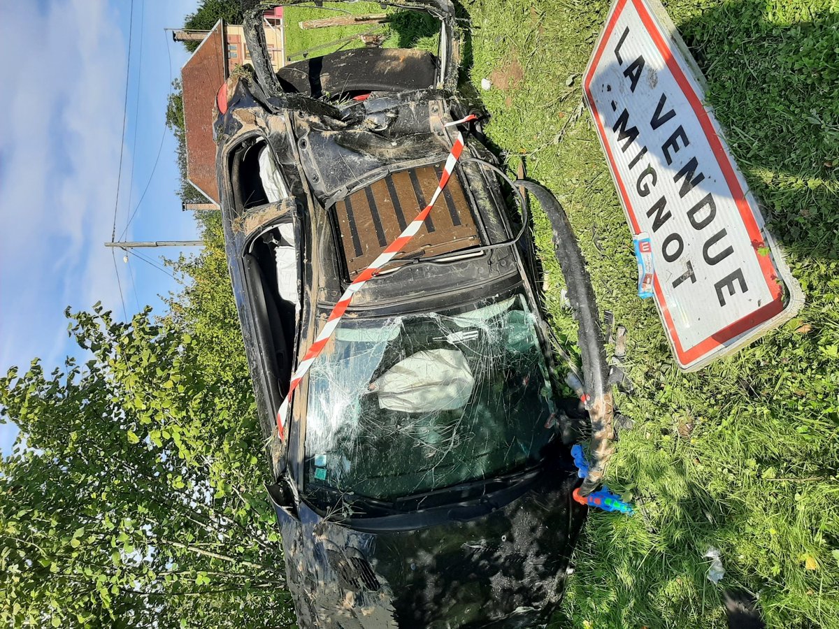 lesteclair's tweet photo. Sortie de route dans un virage à La Vendue-Mignot https://t.co/JMcaZ96WuL https://t.co/snvJQoA2Ay
