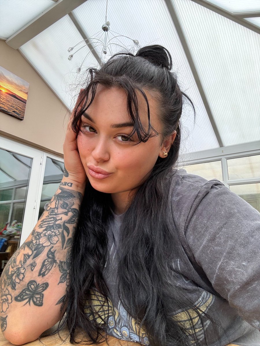 ELLA 🍯 tweet media