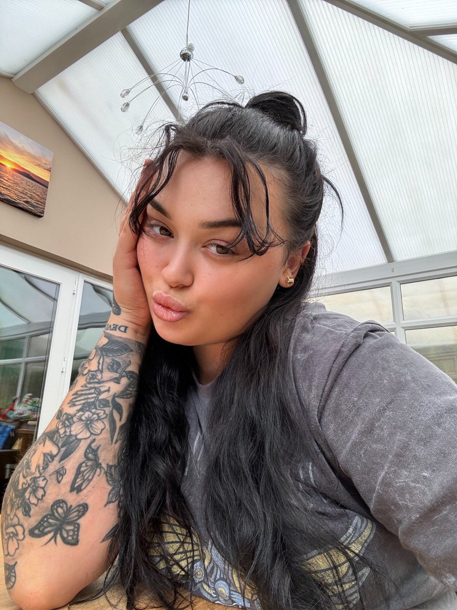 ELLA 🍯 tweet media