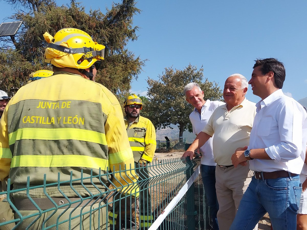 jfcohdez's tweet photo. Quiero agradecer la rápida actuación del dispositivo gestionado por la @jcyl, que está participando en los incendios de #IFSantaMariaDelTietar y #IFElRaso en #Ávila.
Todo mi agradecimiento también al resto de efectivos de otras AAPP que han colaborado en dichas labores. https://t.co/m4eRIC2TBm