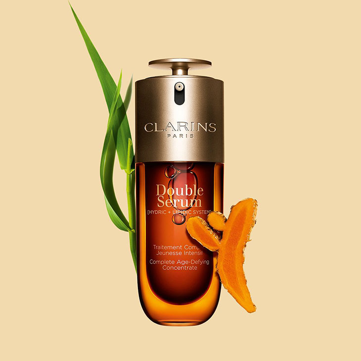 mmscene's tweet photo. #TylerCameron Joins #Clarins for Double Serum Launch: https://t.co/3X6gqVQ48B
Clarins, a leader in the skincare industry, has once again joined forces with Tyler Cameron for the launch of the second edition of their iconic Double Serum Anti-Aging + Anti-Wrinkle Serum campaign. This collaboration continues to build on the success of their first partnership, highlighting the benefits of the revolutionary 2-in-1 serum. The latest edition of the serum has been reformulated to include 22 powerful plant extracts, among them Organic Giant Provençal Reed and Turmeric, along with five active molecules. The result is a product that promises to visibly firm, smooth, boost radiance, and refine pores in just seven days.
Photo Courtesy of Instagram @ clarinsusa
