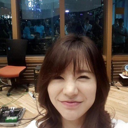 140828 Sunny Instagram 
소원.. 나 오늘만 좀 아이돌스럽게 남사시러불게 사랑한단말. 할래요.. 늘 한결같이 곁에 있어줘서 고마워요. 이제 우리 뒤에서 든든히 묵묵히 있어주지 않아도되요. 우리 앞에서 방패막이처럼 우리 대신 아파하지도 말아요. 우리 옆에서 친구처럼 가족처럼 한 멤버처럼.