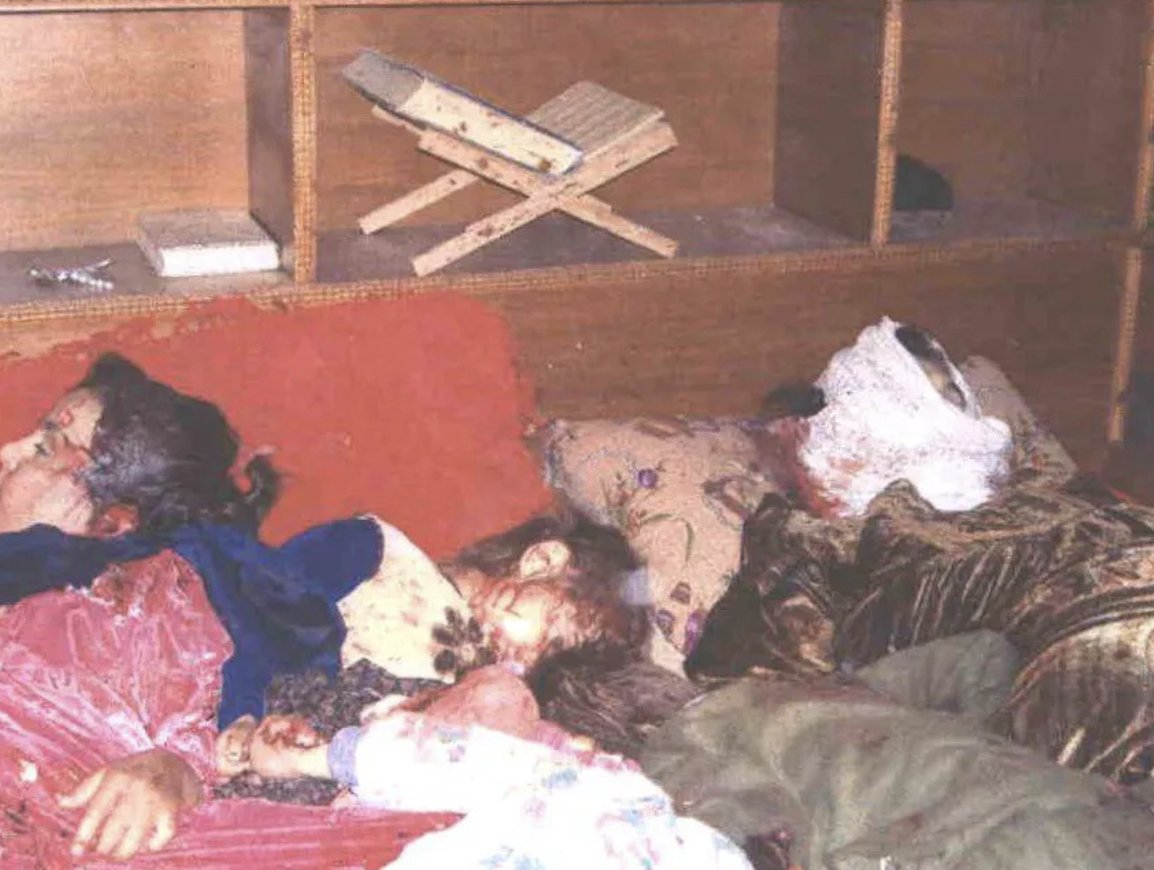 ABD askerlerinin Hadisa Katliamı’nın saklanan görüntüleri 19 yıl sonra medyaya sızdırıldı

2005'de ABD askerlerinin Irak Enbar vilayetinin Haditha kasabasında çoğu çocuk, kadın ve yaşlı 24 sivili katlettiği görüntüler ortaya çıktı.

Yargılanan ABD askerleri ceza almadı.

Çocuklar