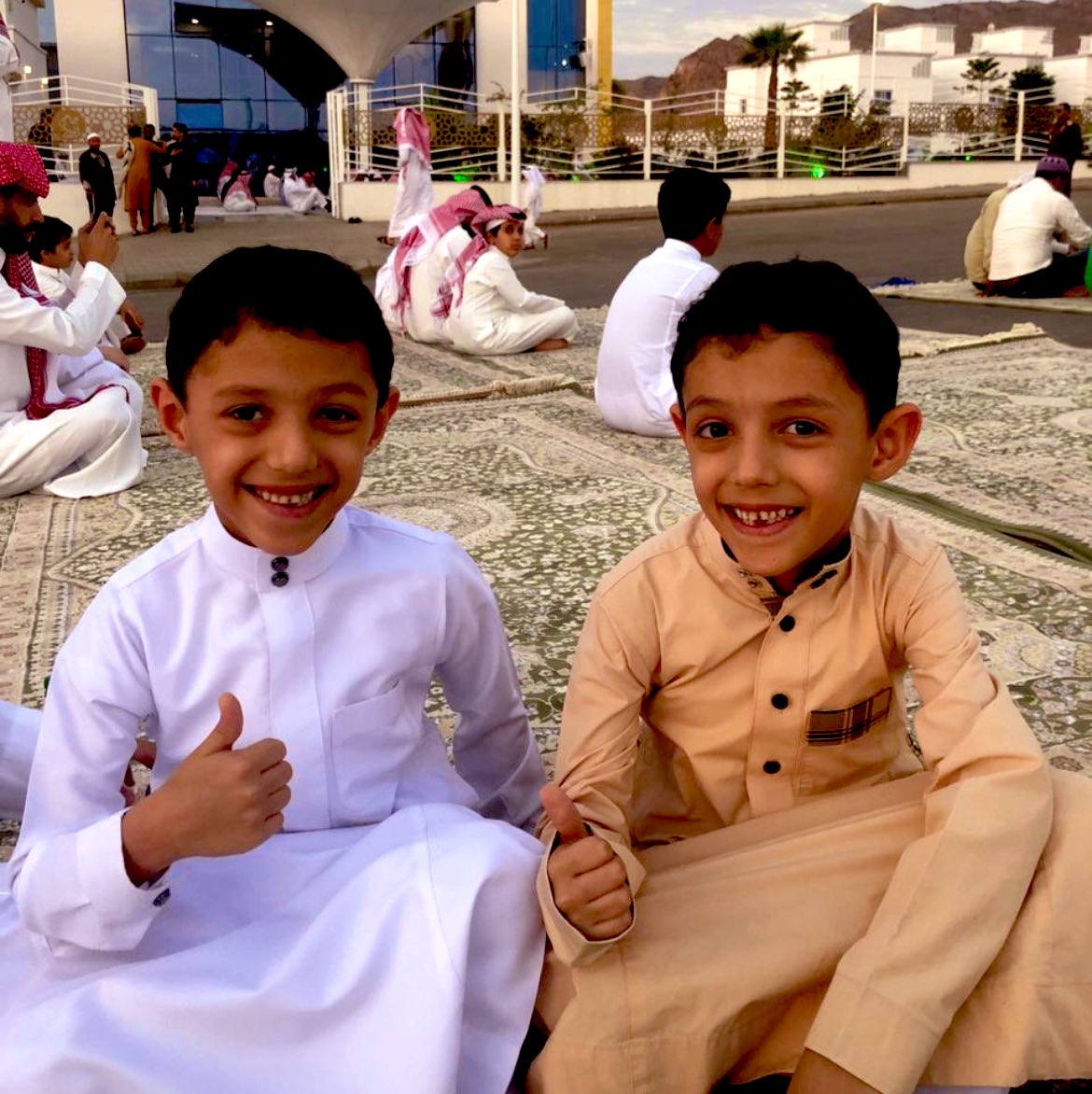 majeedzhrane's tweet photo. 11

نيّار يانيّار يانور الايام
من بعد ظلمات التعب والليالي
جسّار ياجسّار ياطيف الاحلام
سيّر على جسر اسئلة وسط بالي
ياتوأم الحادي عشر كل الاعوام
من بعدكم شهر ١١ صار غالي
اضمكم بين الحقيقة والاوهام
واشيلكم واشيل همي لحالي https://t.co/Oz2Mdb9aIl