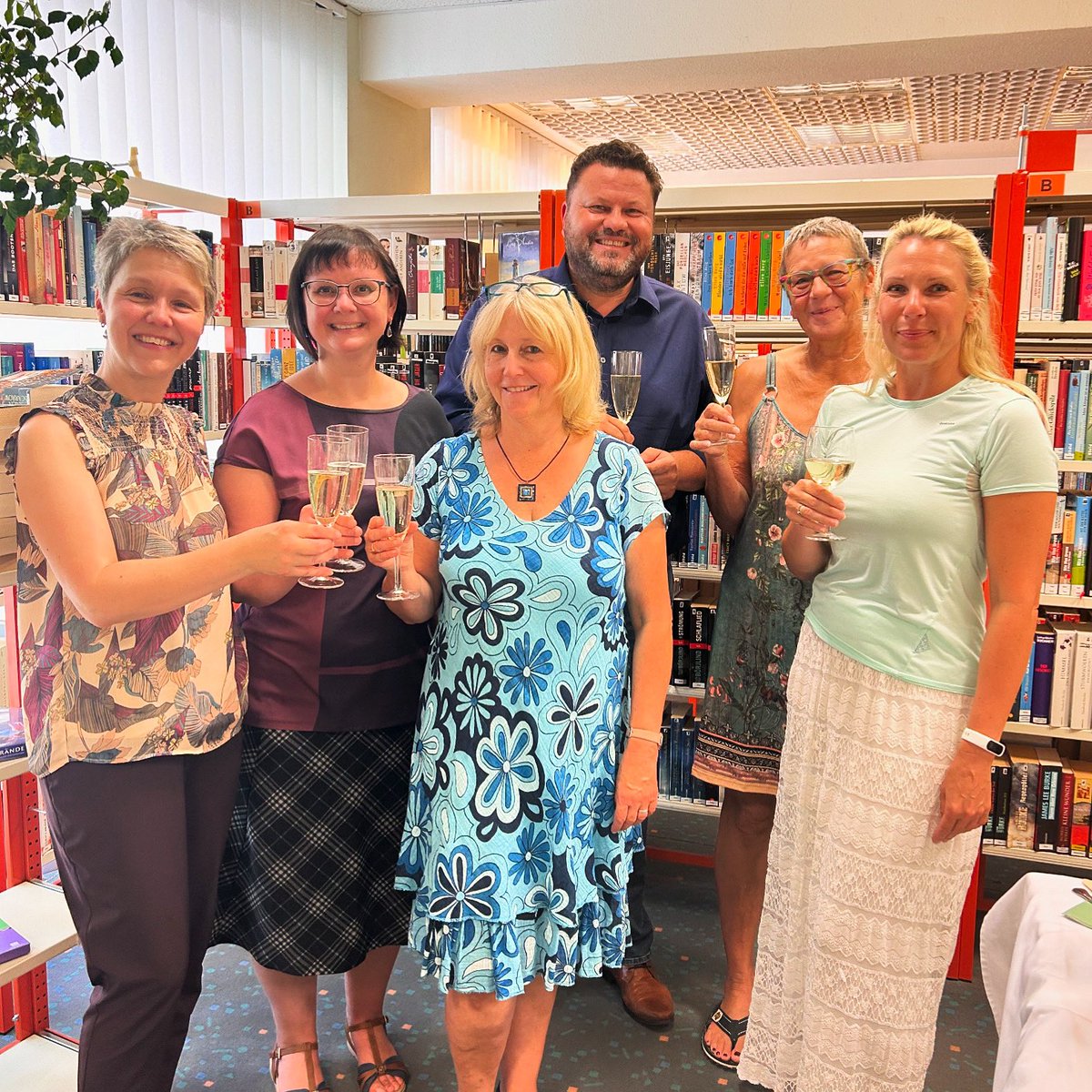 Ich freue mich, dass wir in unserer Stadtbibliothek „Hans Zesewitz“ heute auf 145 Jahre anstoßen können und wünsche auch für die Zukunft alles Gute! #HohensteinErnstthal