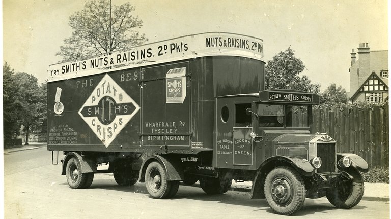 Scranlife's tweet image. Sorry not to be in Birmingham #ARA2024

However we&apos;re sending snacks to sustain colleagues @ARAconf, from &quot;Smiths Potato Crisps Wharfdale Rd Tyseley Birmingham; Try Smiths Nuts &amp;amp; Raisins 2d Pkts&quot;

#DYK Britain&apos;s 1st potato crisps are reputed to&apos;ve been sold by Frank Smith in 1920