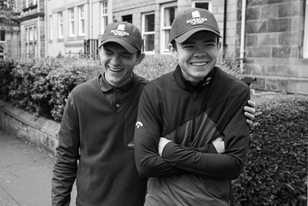 Tom Holland em nova atualização no seu Instagram: "Só sorrisos. Final de semana incrível. Amo vocês, caras! Qual o próximo destino?"