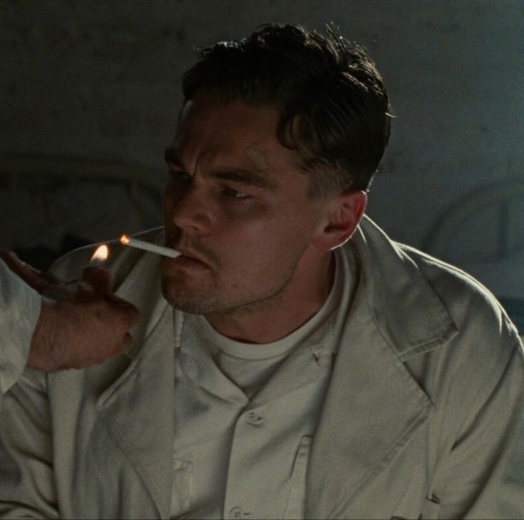 "Beklediğin bir şey ancak sen onu beklediğini unuttuğun zaman gerçekleşir. Bu hayatın sen bakarken soyunamıyorum, deme şeklidir."

— Zindan Adası