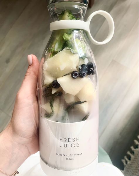 tripplea1968's tweet photo. Preparando smoothies refrescantes para el verano 🥤🍉 La salud empieza por la nutrición. #NutriciónSaludable #VeranoSaludable #AmanteDeLaSalud #BienestarVeraniego https://t.co/R211mgPXzM