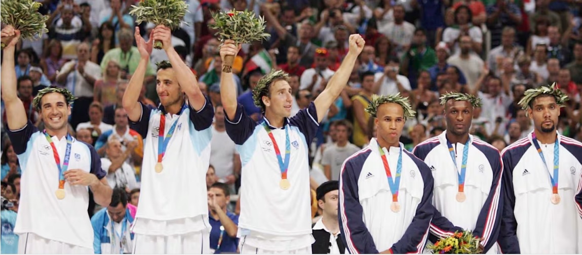 A 20 años de un día inolvidable para el basquet argentino. Y en esa primera medalla dorada no podían faltar bahienses: Puma, Manu y Pepe...
¡GRACIAS ETERNAS!