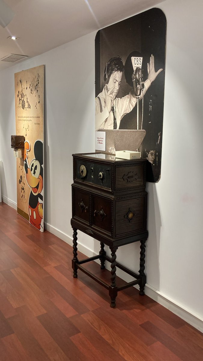 HoyxHoyMadrid's tweet photo. Visitamos la exposición “Toca la radio” de la @Fundacion_ONCE de la mano de Sonia García, técnica del departamento de accesibilidad.

📻 Hemos visto radios antiguas, desde aparatos de galena a las clásicas “radios de capilla”

📅 Exposición disponible hasta el 5 de septiembre https://t.co/qcMCDdUpfw