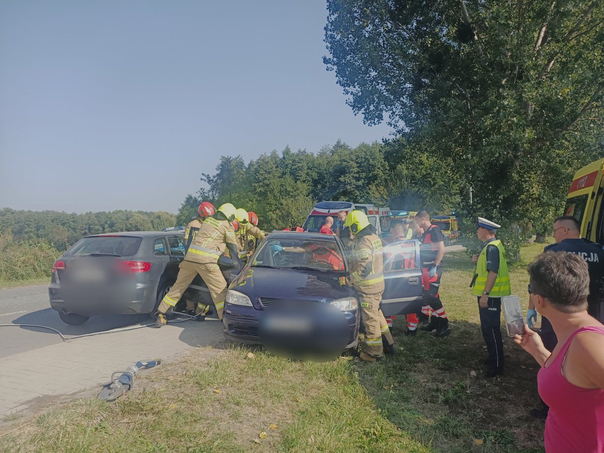 KPPSPKrasnik's tweet photo. 28 sierpnia - ul. Nadstawa zderzenie 2 pojazdów osobowych. 6 osób, w tym 2 dzieci zostało przetransportowanych do szpitala. Na miejscu interweniowały zastępy PSP w Kraśniku, MOSP Kraśnik, OSP Stróża, OSP Dzierzkowice Rynek, 4 zespoły Pogotowia Ratunkowego i 4 radiowozy Policji. https://t.co/FWzsCpxbQj