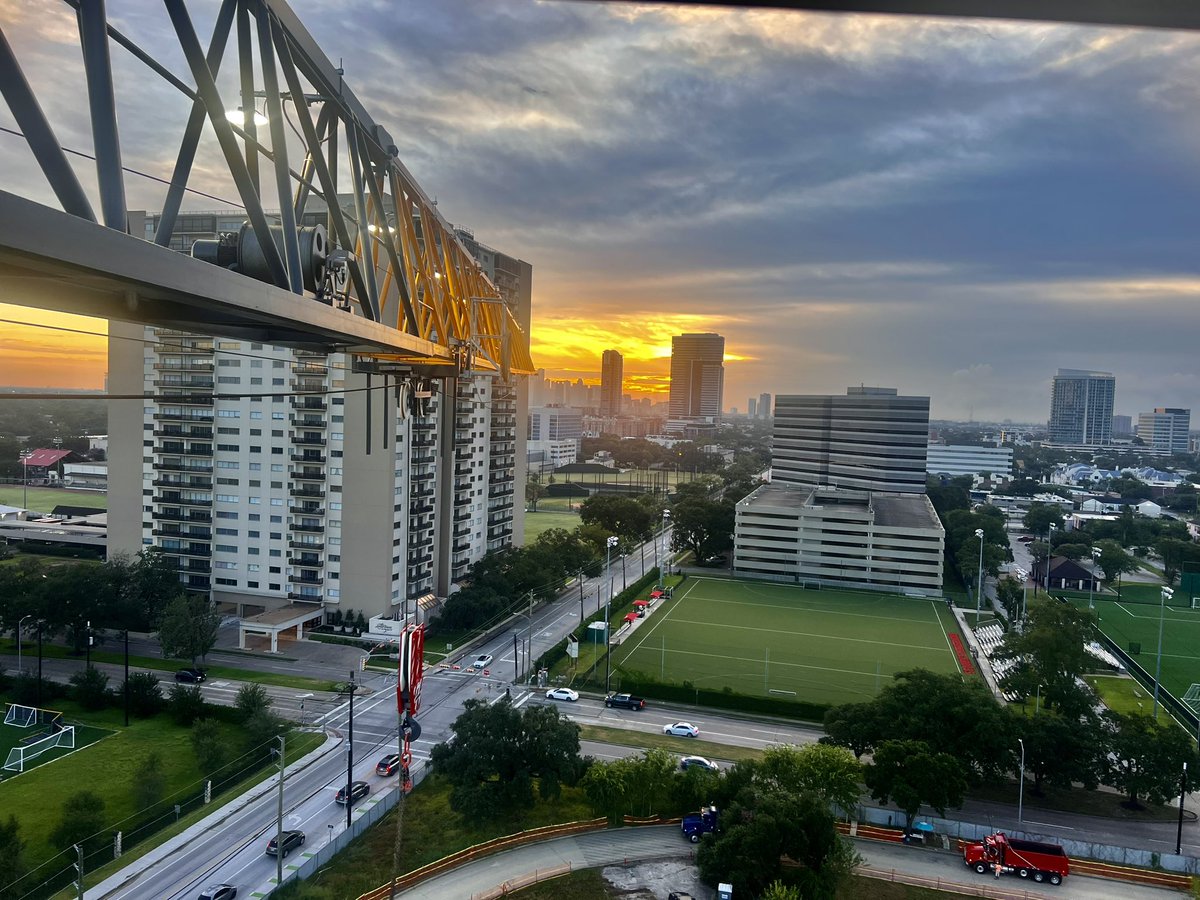 cranedewd's tweet photo. What’s happenin #htown??!!  Remember me?  #backinthesaddle #houstonsunrise @rodryanshow https://t.co/QCyedbLbG1