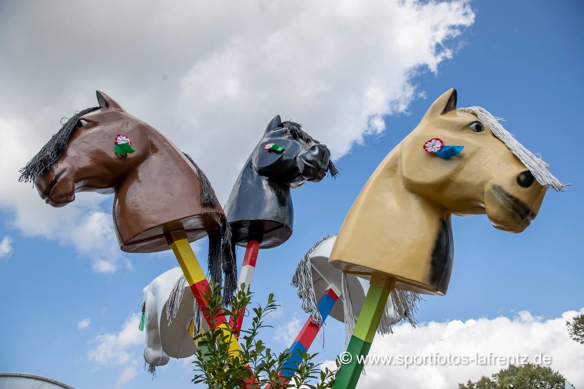 HorsewebDe's tweet photo. Die 67. Auflage des Turnier der Sieger in Münster lockt ab heute bis zum 1. September Pferdefans vor das Schloss in der Stadt. Und - entgegen allen Störversuchen - es findet definitiv statt.... #DRESSUR #Muenster #pferdeliebe #pferdesport #showjumping
https://t.co/3jpphaIINA https://t.co/GI3l08LmK2