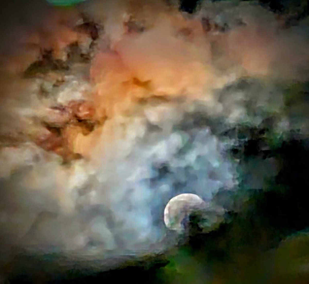 QuietLimbo's tweet photo. I looked into the moon and saw you also looking. It was a beautiful shared moment. Like it was always 🌹 https://t.co/Yn93ZZQDeJ
