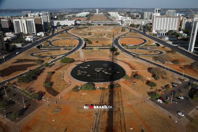 BrunnoMeloCBN's tweet photo. Brasília completa hoje 127 dias sem chuva. É a pior seca dos últimos 44 anos no Distrito Federal. Quando vai chover? Ainda não há previsão. De acordo com Centro Nacional de Monitoramento de Desastres Naturais (CEMADEN), a escassez de chuva pode se manter em setembro. https://t.co/GzsnyLR36L