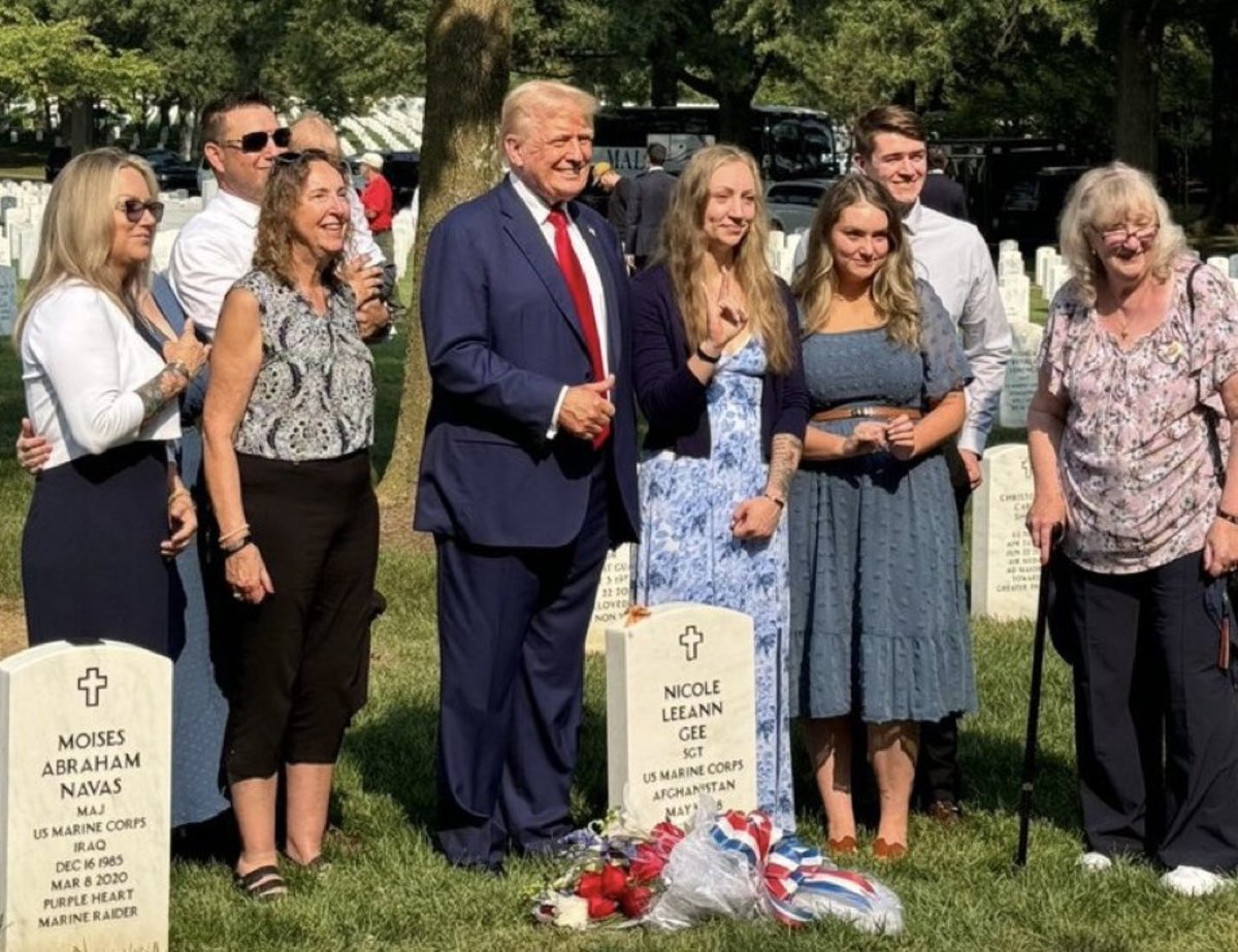 AnnevanLeur's tweet photo. @realTuckFrumper Donald Trump CANNOT CLEAN UP a 'thumbs up' at a grave. https://t.co/fFMvhWyeed