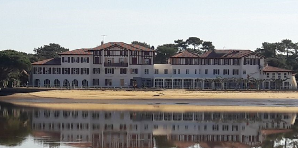 BdT_NAquitaine's tweet photo. Pour le dernier we avant la rentrée, tentez une escapade dans les #Landes pour découvrir l'atmosphère unique "hossegorienne" à "l'Hôtel du Parc" architecture style art déco & basco-landais au bord du lac marin🏄🚵♀️🏊♂️#PlaisirDeLaTable🍹🦪#hossegor #azureva
Un séjour ressourçant !😍 https://t.co/AXsa9kJUVT