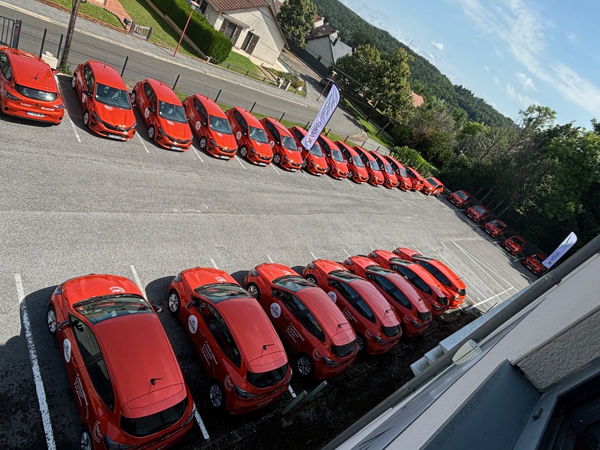 Flotte automobile Haute-Marne 52 ! 🚗 #ADMR
90 véhicules destinés aux aides à domicile ! 

Merci à l'ensemble de nos partenaires AXA et RENAULT. 
Merci au Conseil départemental de la Haute-Marne ! 
--
🗞️ CF ARTICLES CD et JHM :
haute-marne.fr/aide-a-domicil…...
 jhm.fr/admr-une-flott…