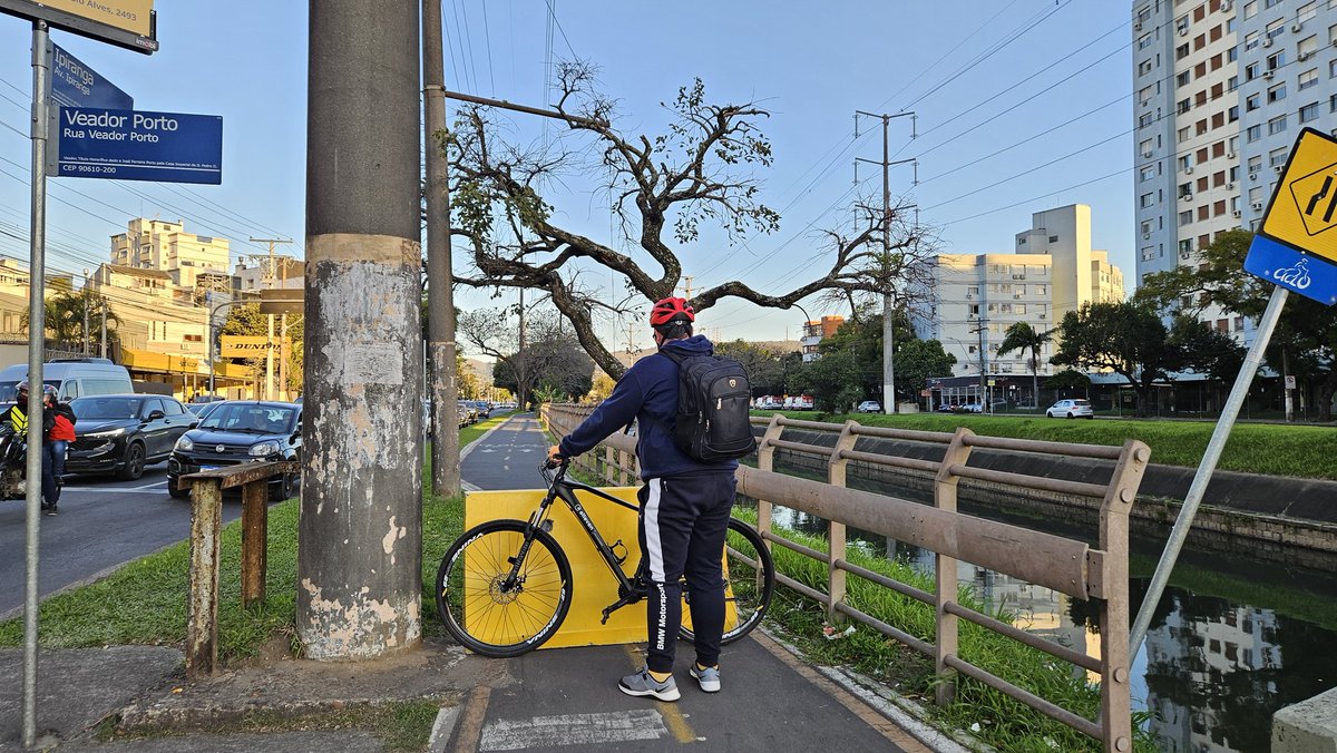 fernao_berthold's tweet photo. Porto Alegre: obstáculos desnecessários em trecho que não desmoronou na ciclovia da Avenida Ipiranga prejudica ciclistas.
Além de incompetente, também é vingativo. https://t.co/HKLUXLmgct