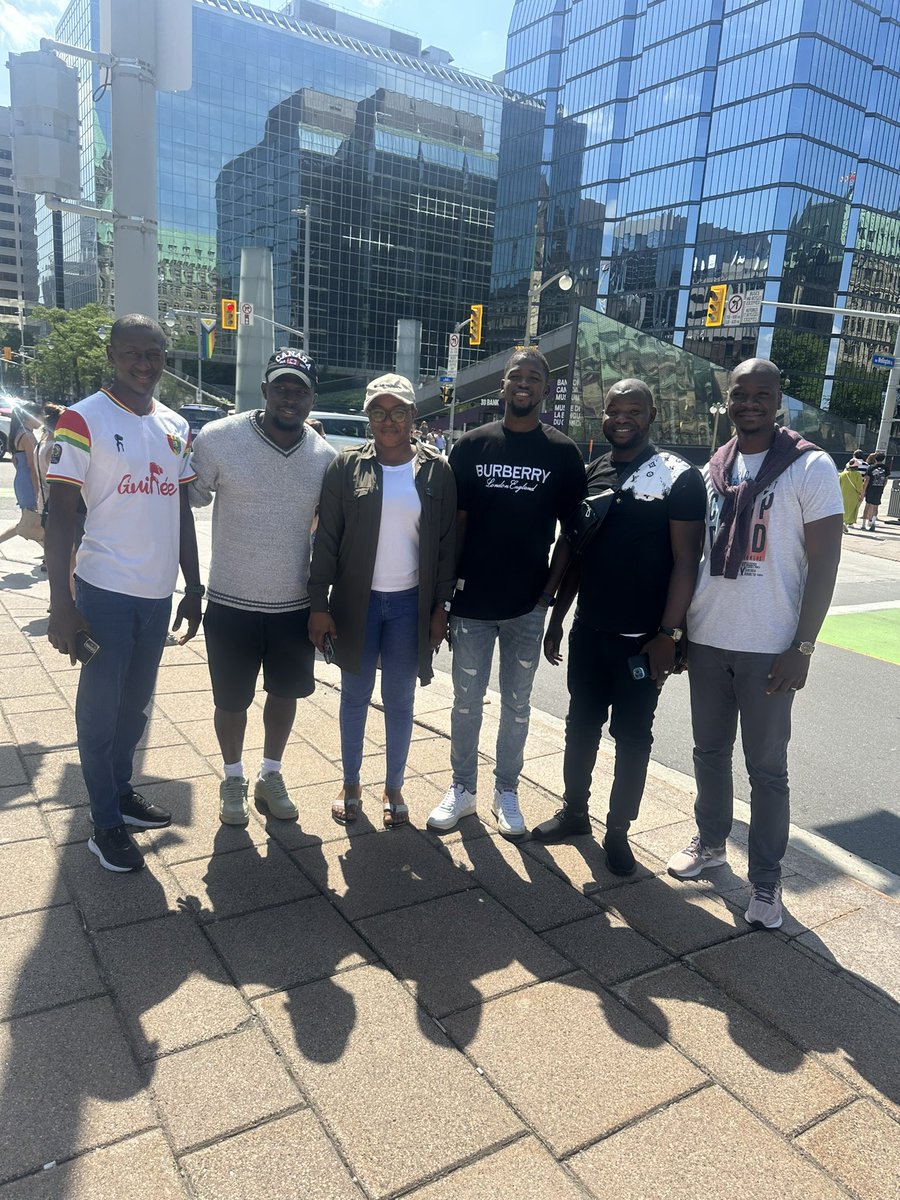 abdoulodia's tweet photo. J’ai fait visiter le parlement d’Ottawa à ces quelques futur étudiants guinéens de la Cité d’Ottawa 😉 https://t.co/jUkoNp7DWC