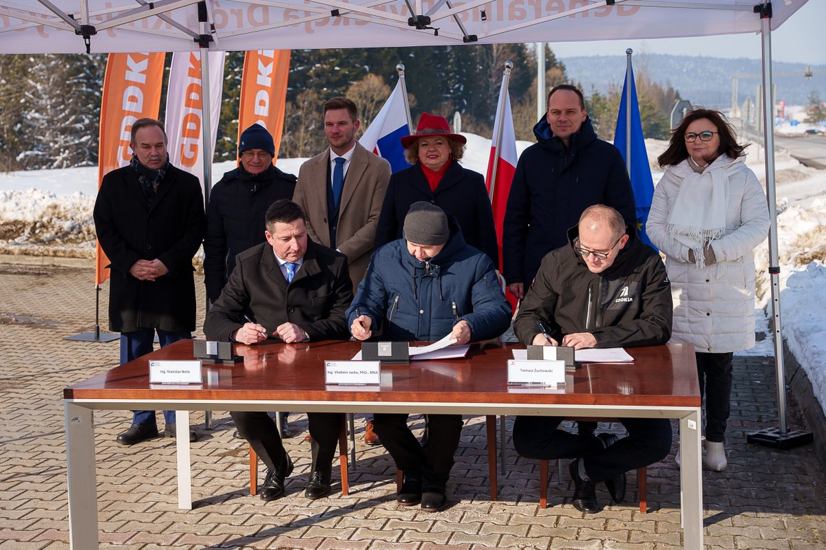 cinea_eu's tweet photo. Boosting cross-border road connections in the east 🇵🇱🇸🇰🇪🇺

The Via Carpathia spanning Poland &amp; Slovakia will get a major upgrade in its #road infrastructure thanks to over €360 million from #CEFTransport🛣️

More on this #EU project 👉 https://t.co/0ZdfWnBJgG

#10yearsofCEF https://t.co/KcdpiuqSeT