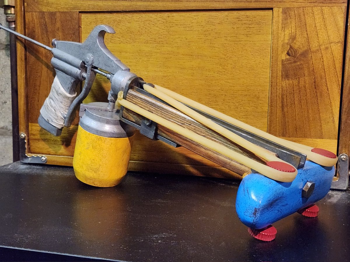 kody_not_cody's tweet photo. Finished Dart Gun from Fallout 3! Might end up switch to a smaller diameter band as this one kinda blocks out details, but other than that I love how this turned out. #Fallout #cosplay https://t.co/1ksBf4ZCDj