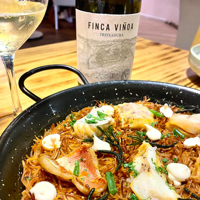 ¿Fideuá con alioli? ¡Sí! Fideuá de palometa roja, merluza y rape con codium y alioli de ajo asada. 
 
🍽 Maridado con Finca Viñoa Treixadura 

#Fideua #FincaVinoa #Maridaje #Treixadura #VinoGallego