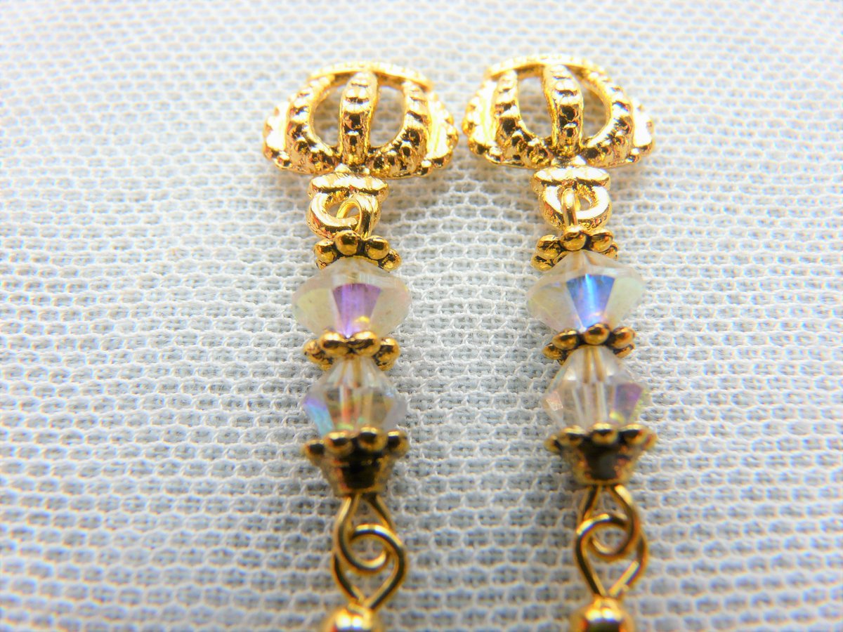 #MHHSBD It's my 10th Birthday!🖤
USE CODE LV43HBD10 FOR 10% OFF 🖤
Upcycled Vintage Swarovski Crystal Beads &amp; Crown Charm Golden earrings, also in clip ons🖤#TheCraftersUK #UKMakers #CraftBizParty #shopsmall #handmadegift #earrings #crown #coronation lovesvintage43.com/product/vintag…