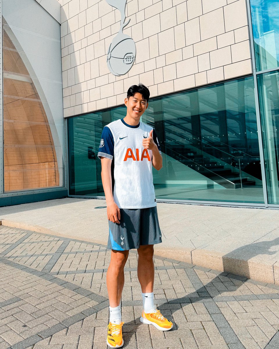 Footballtweet's tweet photo. 2015 ➡️ 2024

Heung-min Son has not aged one bit since joining Tottenham. 🇰🇷💙 https://t.co/Yu38U3DppO