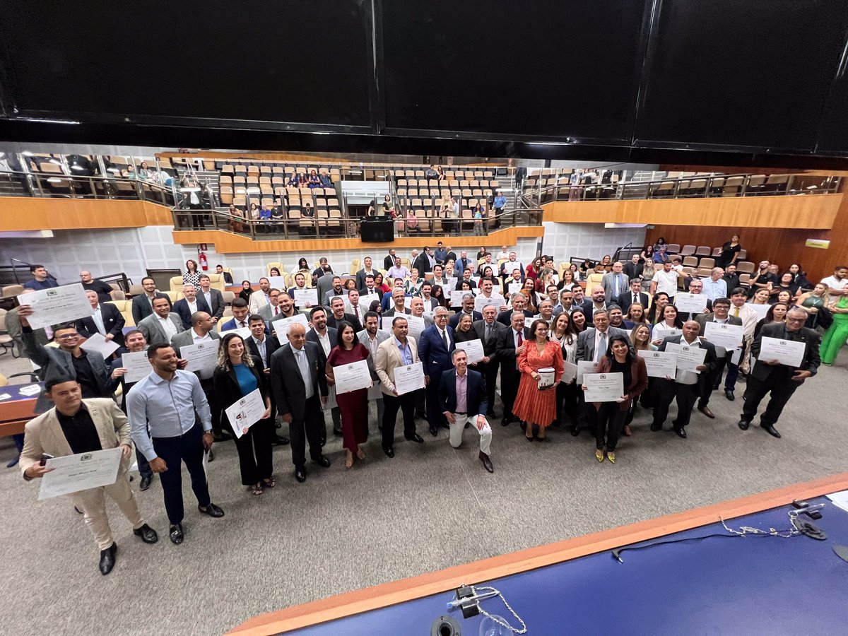 CRECIGOIAS's tweet photo. Corretores de Imóveis são homenageados pelo seu dia

Na noite da última terça-feira, dia 27, a Câmara Municipal de Goiânia, o Creci de Goiás, o Sindimóveis Goiás e o Secovi Goiás realizaram homenagem em comemoração ao Dia do Corretor de Imóveis https://t.co/KvRRfd40Zk