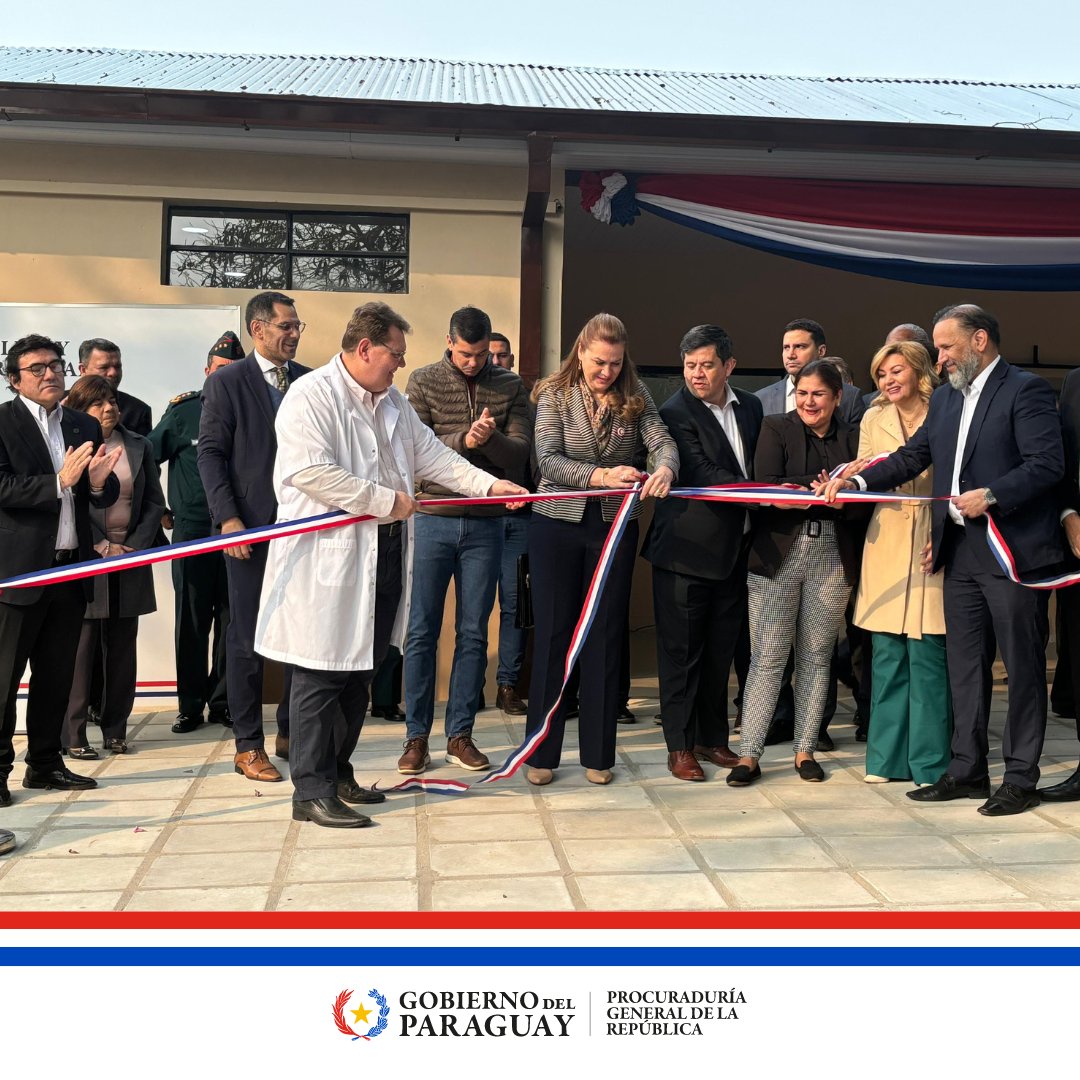 PGRParaguay's tweet photo. El Presidente de la República Santiago Peña acompañado de la Ministra de Salud María Teresa Barán, el Procurador General Marco Aurelio González y otras destacadas autoridades, participaron de la ceremonia de inauguración de la nueva sala de corta estancia del Hospital Psiquiátrico.

Desde la Procuraduría General de la República, en junio pasado, se realizó una significativa donación al hospital, incluyendo camas hospitalarias, colchones, almohadas, sábanas, frazadas, sillas de ruedas y computadoras para equipar el nuevo pabellón. Esta colaboración y el trabajo en equipo, subraya el compromiso con la mejora de la atención y el bienestar en el sector de la salud mental.

#GobiernoDelParaguay