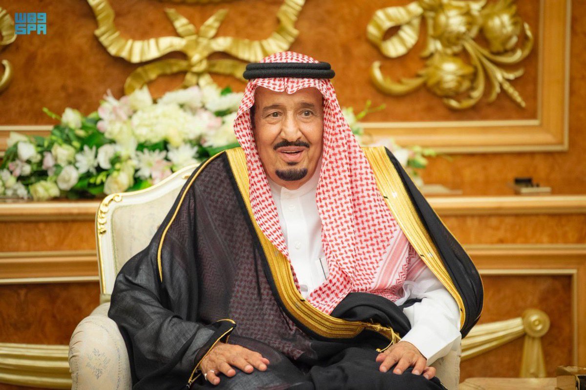 AJELNEWS24's tweet photo. عاجل 🔴 

وصل بحفظ الله ورعايته خادم الحرمين الشريفين الملك سلمان بن عبدالعزيز آل سعود، اليوم، إلى الرياض قادماً من جدة.

 وكان في استقبال خادم الحرمين الشريفين، بمطار الملك خالد الدولي، صاحب السمو الملكي الأمير محمد بن عبدالرحمن بن عبدالعزيز نائب أمير منطقة الرياض.

 وقد وصل في معية خادم الحرمين الشريفين - أيده الله - كل من صاحب السمو الأمير فيصل بن سعود بن محمد، وصاحب السمو الملكي الأمير الدكتور حسام بن سعود بن عبدالعزيز أمير منطقة الباحة، وصاحب السمو الملكي الأمير الدكتور عبدالعزيز بن سطام بن عبدالعزيز مستشار خادم الحرمين الشريفين، وصاحب السمو الملكي الأمير تركي بن سلمان بن عبدالعزيز، وصاحب السمو الملكي الأمير راكان بن سلمان بن عبدالعزيز.

 كما وصل في معيته - حفظه الله -، معالي رئيس الديوان الملكي الأستاذ فهد بن محمد العيسى، ومعالي رئيس المراسم الملكية الأستاذ خالد بن صالح العباد، ومعالي مساعد السكرتير الخاص لخادم الحرمين الشريفين الأستاذ تميم بن عبدالعزيز السالم، ومعالي رئيس الشؤون الخاصة لخادم الحرمين الشريفين الأستاذ عبدالعزيز بن إبراهيم الفيصل، ومعالي رئيس مجلس الإدارة والمدير التنفيذي للعيادات الملكية الدكتور صالح بن علي القحطاني، ومعالي رئيس الحرس الملكي الفريق أول ركن سهيل بن صقر المطيري.

 وكان خادم الحرمين الشريفين الملك سلمان بن عبدالعزيز آل سعود قد غادر جدة في وقت سابق اليوم.

 وكان في وداع خادم الحرمين الشريفين، بمطار الملك عبدالعزيز الدولي، صاحب السمو الملكي الأمير سعود بن مشعل بن عبدالعزيز نائب أمير منطقة مكة المكرمة.

 حفظ الله خادم الحرمين الشريفين في سفره وإقامته.