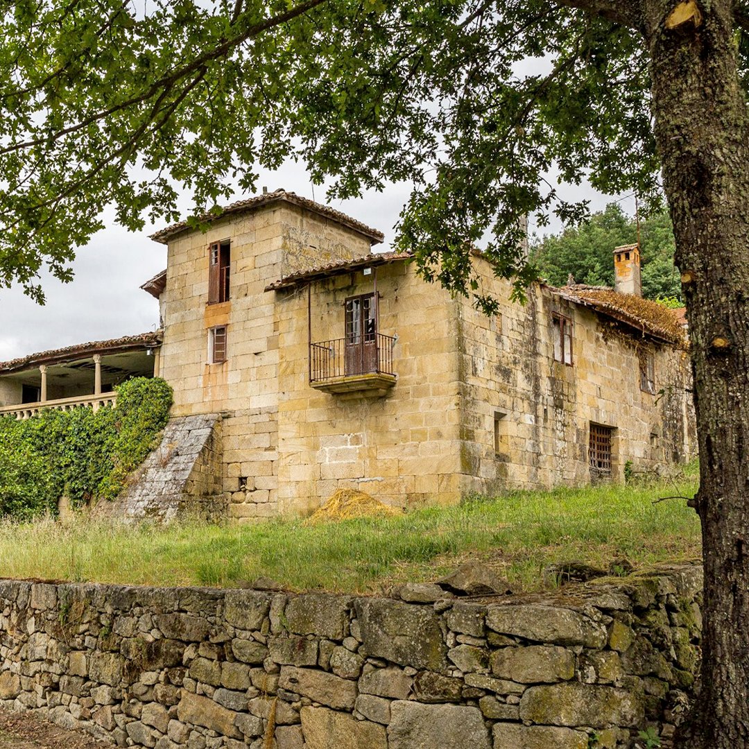 En el margen derecho del valle del río Miño rodeada de un muro de piedra bicentenario se encuentra nuestra emblemática bodega #PazoCasanova. ¿Sabías que es considerado un edificio histórico del siglo XVIII?

#FincaViñoa #PazoCasanova #Bodega #Vino #VinoGallego #Wine