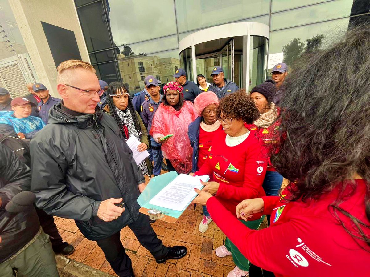 OxfamSA's tweet photo. Highlights from our "End the Pesticides Double Standards Now!" march to the German Consulate in Cape Town.

#GermanMissionsSA #StopHHPs #BanToxicPesticides #HealthOverProfit #ProtectAfrica #GermanConsulateCPT https://t.co/ukdWcjjFEv