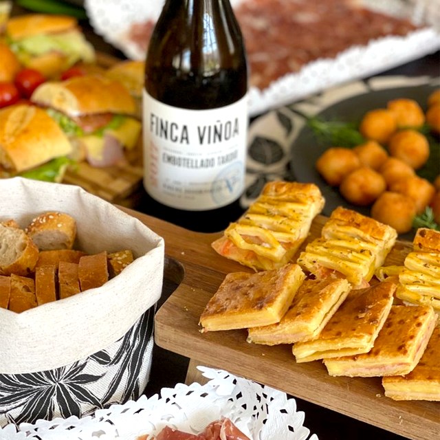 ¡De picoteo! Tortilla, croquetas, empanada, jamón ibérico... Todo acompañado de Finca Viñoa Embotellado Tardío. 

Este vino #doribeiro ha sido cuidadosamente envejecido sobre sus lías finas durante 12 meses, adquiriendo una personalidad única y un carácter inigualable.