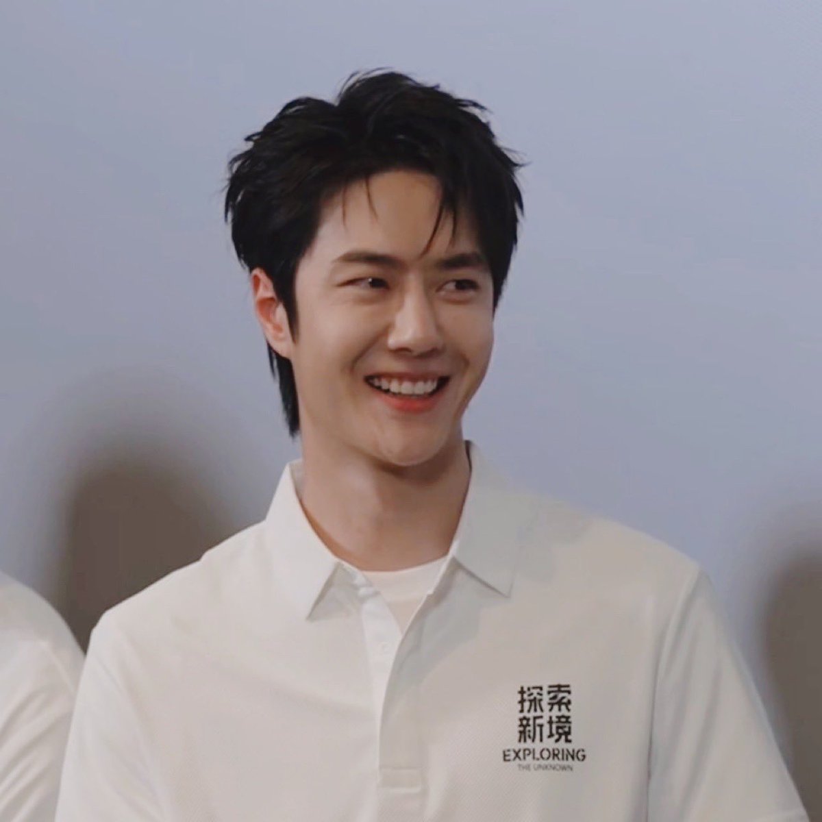นี่ว่าวันนี้อี้ป๋อมีความสุขขนาดนี้เพราะมันไม่ใช่แค่งานที่เขาไปร่วมรายการเฉยๆ แต่มันคือรายการที่เขาเป็นคนต้นคิดด้วย แล้ววางแผนเตรียมการกันมายาวนานกว่าจะได้ถ่าย จนวันที่ทำสำเร็จทุกหมุดคงเป็นอะไรที่แฮปปึ้สุดๆ สำหรับเขาแล้ว มาวันนี้สิ่งที่เขาคิด