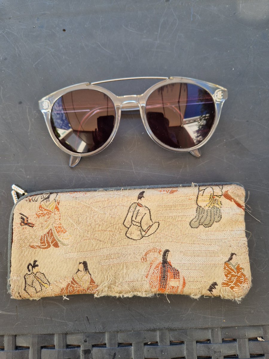 anapath2's tweet photo. Trouvées le 27/08/2024 Ars-en-ré Grignon lunettes soleil de vue ; déposées à la mairie https://t.co/uJ0zm3MPXk