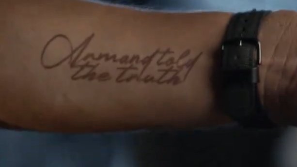 tccarreiro's tweet photo. LEVEI 1 MÊS PRA REPARAR QUE O CARA DA CLAQUETE NO TEASER DO TVL TEM TATUADO: "AᖇᗰAᑎᗪ TOᒪᗪ TᕼE TᖇᑌTᕼ"
🗣️🗣️🗣️🗣️🗣️🗣️🗣️🗣️🗣️🗣️🗣️ https://t.co/YoOxMo1PZd
