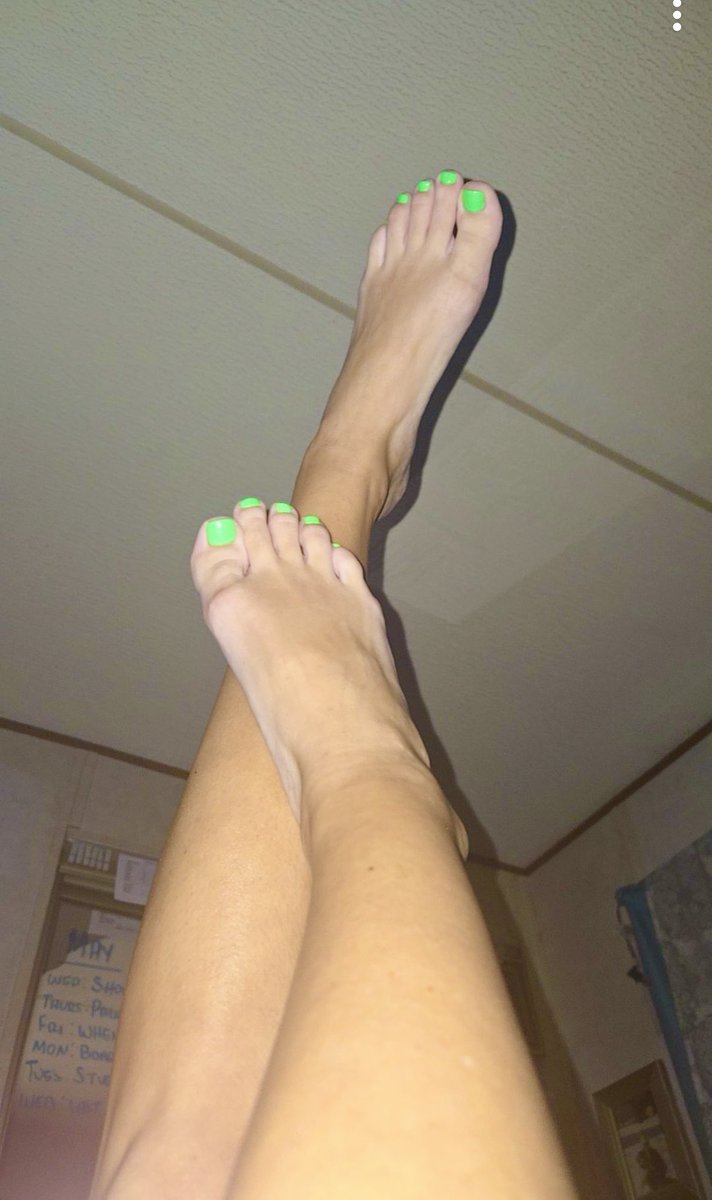 Goddess_AmberD's tweet photo. How cute are my toes right now?!  #footworshi̇p https://t.co/CKxNCDzZ6H