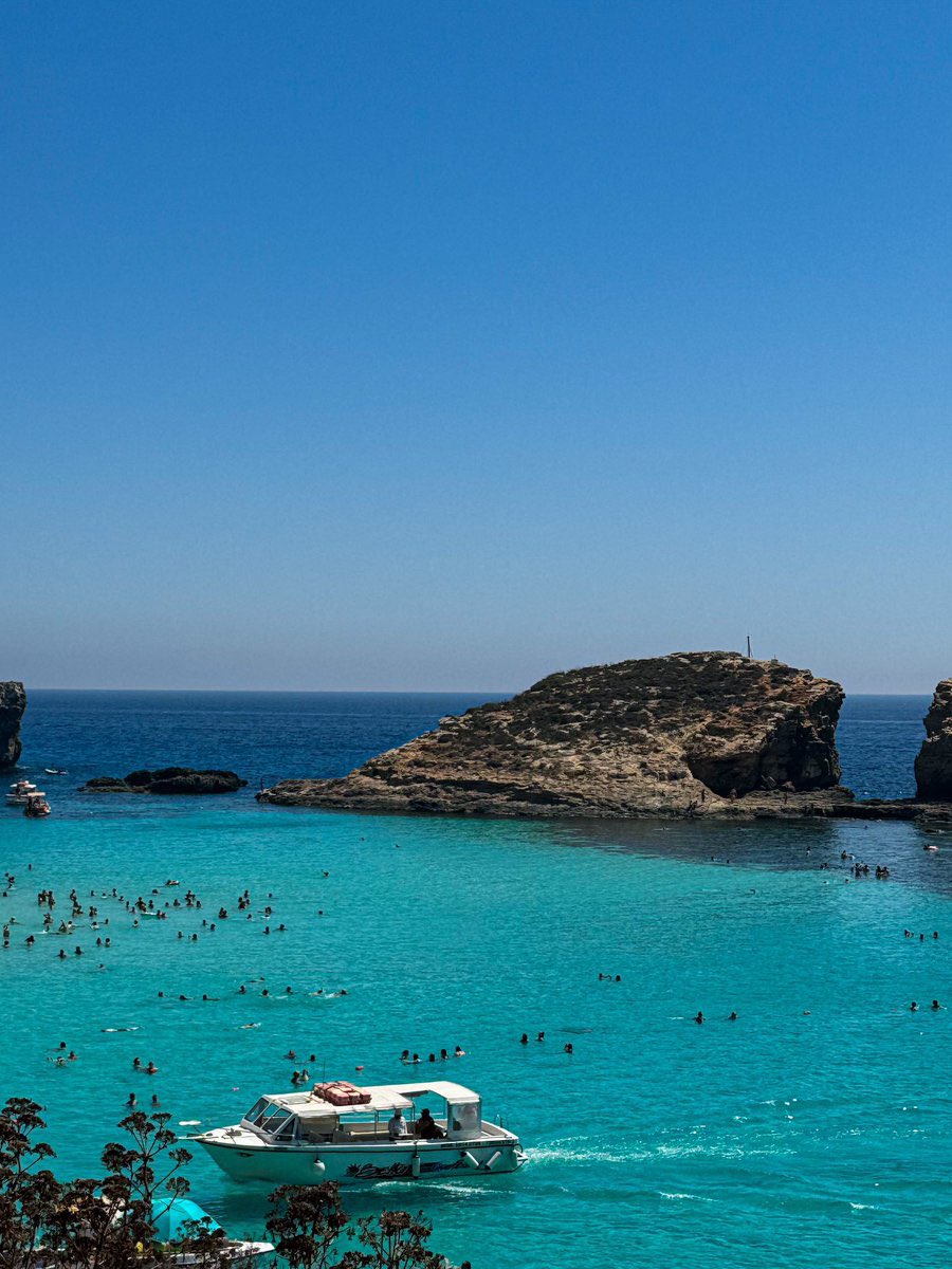 faresrsf's tweet photo. Y’a ce genre de paysages paradisiaques sur terre et nous on souffre en métropole avec des CDI à 11,50€/h https://t.co/dTqk80WfYD