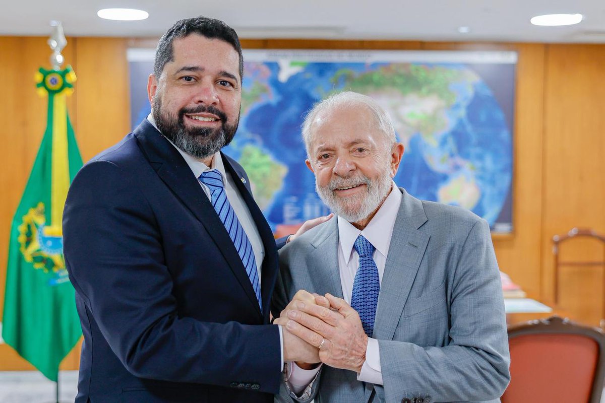 O presidente dos Correios, Fabiano Silva dos Santos, reuniu-se na tarde desta terça-feira (27) com o Presidente Lula <a href="/LulaOficial/">Lula</a> para agradecer pela edição do decreto que estabelece a contratação preferencial da estatal por órgãos públicos federais.

📷 <a href="/ricardostuckert/">Ricardo Stuckert</a>