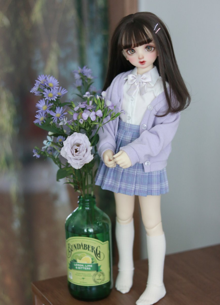 집에 보라색 꽃이 생겨서 보라색 옷을 입은 벨라랑 한컷💜