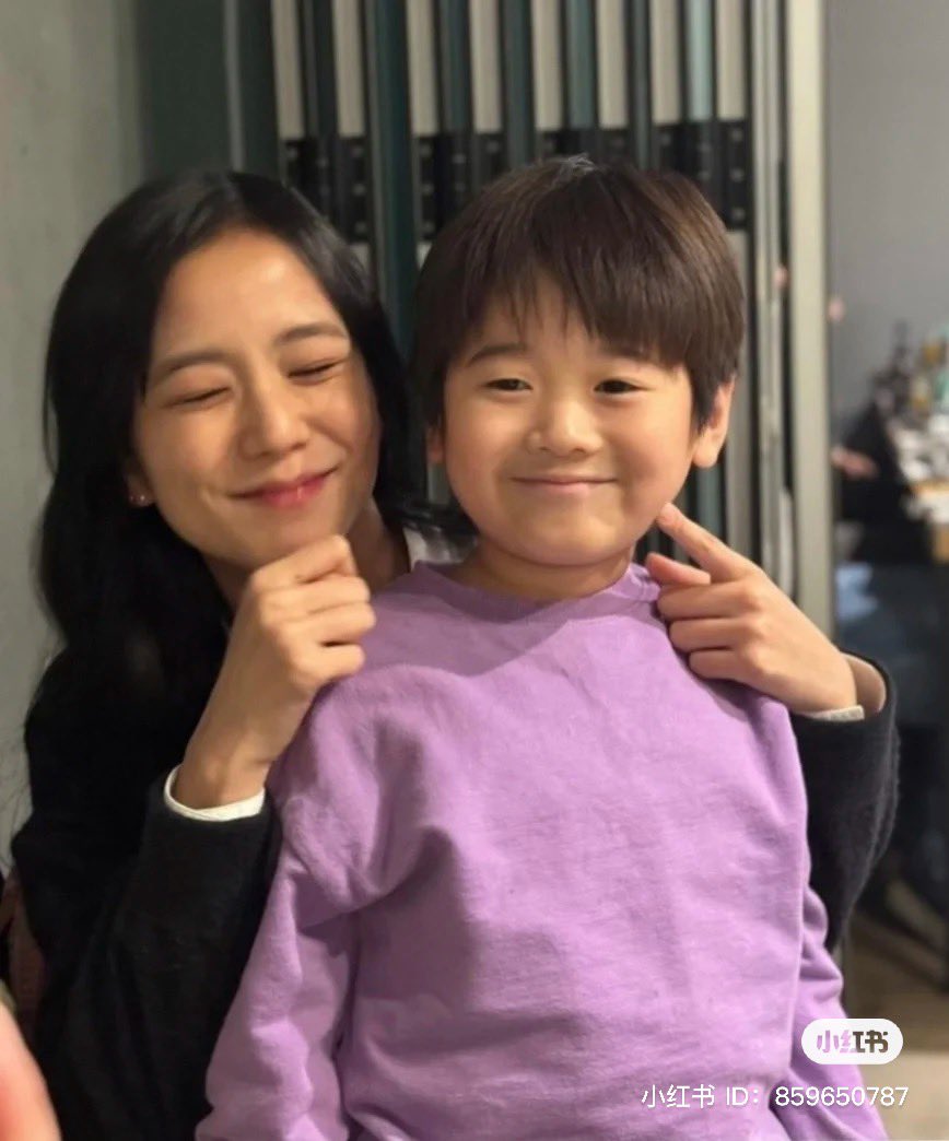 #KwonEunseong has worked with some of the biggest Actor in Korean

Working with both #BLACKPINK's #JISOO and #LeeMinHo (Twice #Pachinko and #OmniscientReadersViewpoint) 

He really looked the closest with Lee on every photo he has dropped with other actor