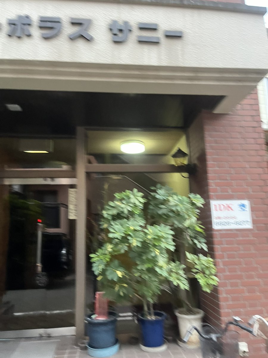 mero_DC's tweet photo. とりあえず土曜日開催は明日様子見になりそうですね。^ - ^
今日は何かとバイクでの移動やする事が重なり、疲れてたのかふと見たマンションの張り紙がODKに見えるし、しかも昼間の雨から逃げようとしてテンバらしき場所に辿り着くしっ笑笑
なんて日だっ♡
#土曜ダークナイト
#tenba☆西成 https://t.co/523iduIMAK
